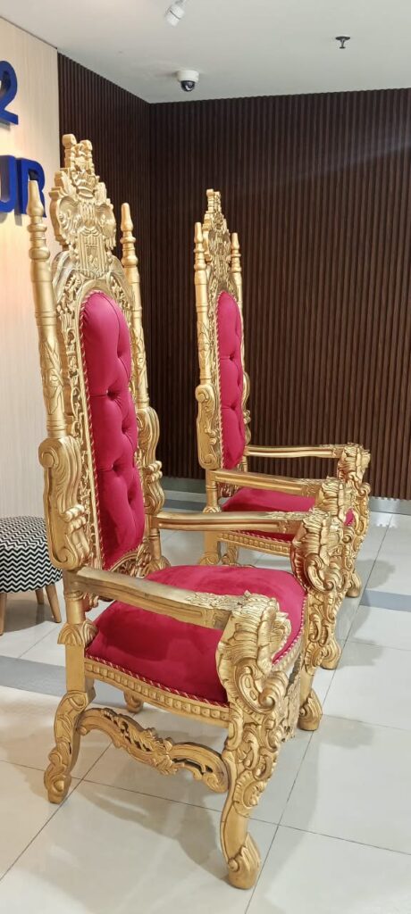SEWA KURSI SINGGASANA MEWAH UNTUK WEDDING & EVENT JAKARTA