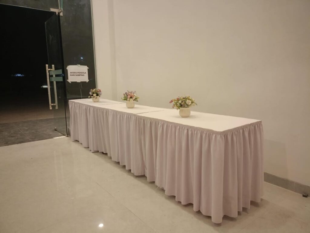 SEWA MEJA KOTAK COVER SKERTING UNTUK BERBAGAI KEBUTUHAN EVENT