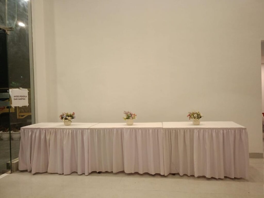 SEWA MEJA KOTAK COVER SKERTING UNTUK BERBAGAI KEBUTUHAN EVENT