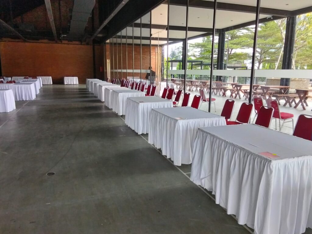 SEWA MEJA KOTAK COVER SKERTING UNTUK BERBAGAI KEBUTUHAN EVENT