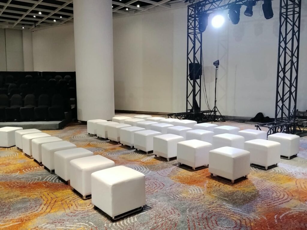 SEWA SOFA PUFF PUTIH UNTUK KEBUTUHAN EVENT JAKARTA