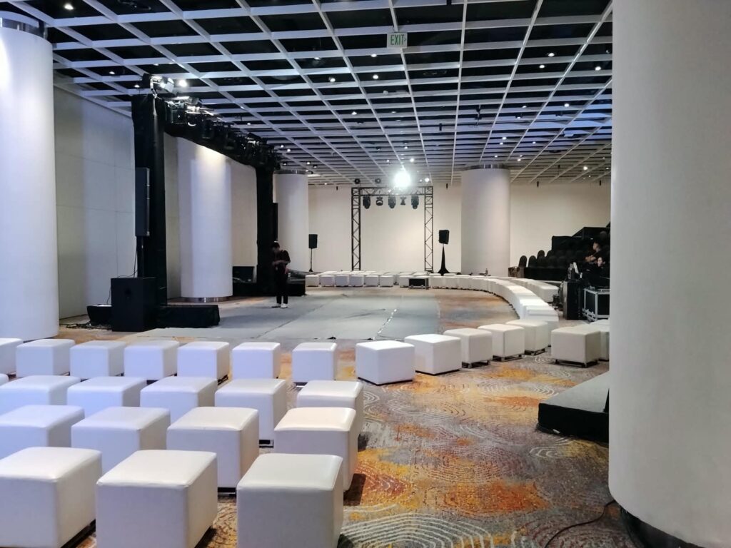 SEWA SOFA PUFF PUTIH UNTUK KEBUTUHAN EVENT JAKARTA