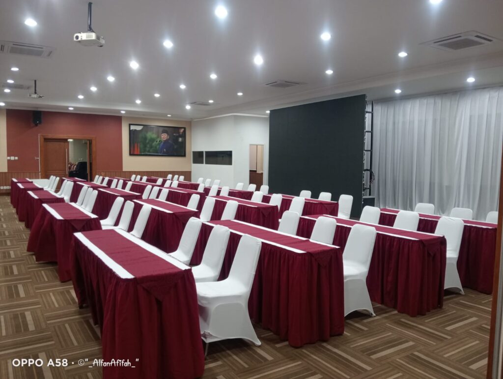 SEWA MEJA IBM COVER SKERTING MERAH UNTUK EVENT PROFESIONAL