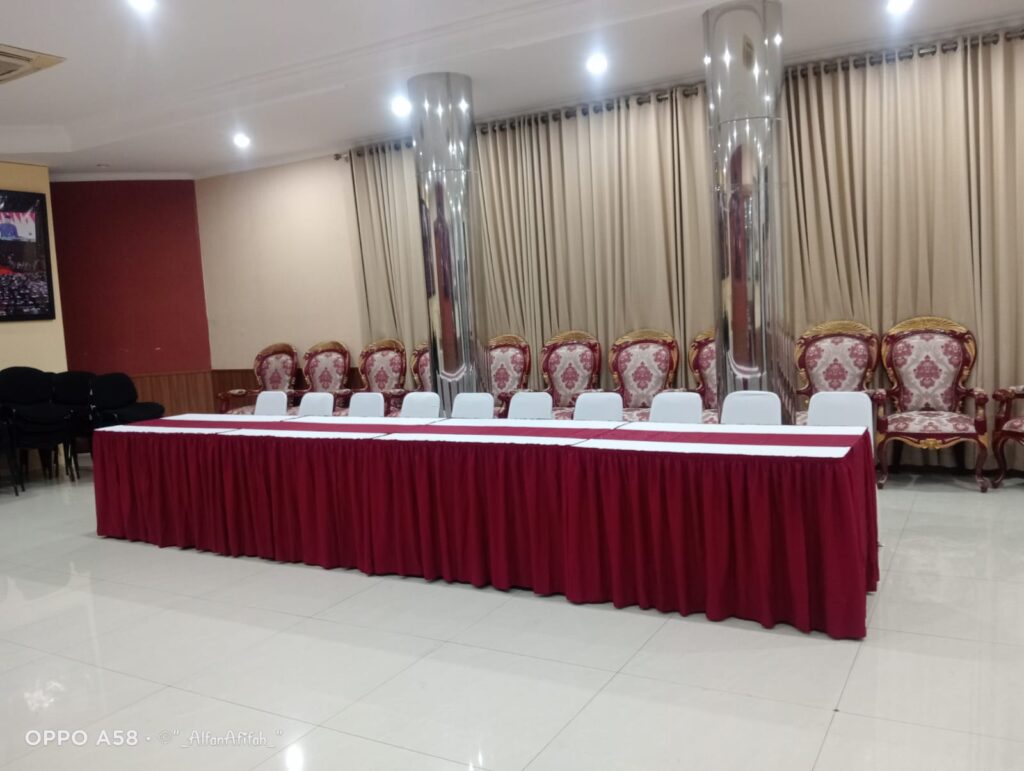 SEWA MEJA IBM COVER SKERTING MERAH UNTUK EVENT PROFESIONAL