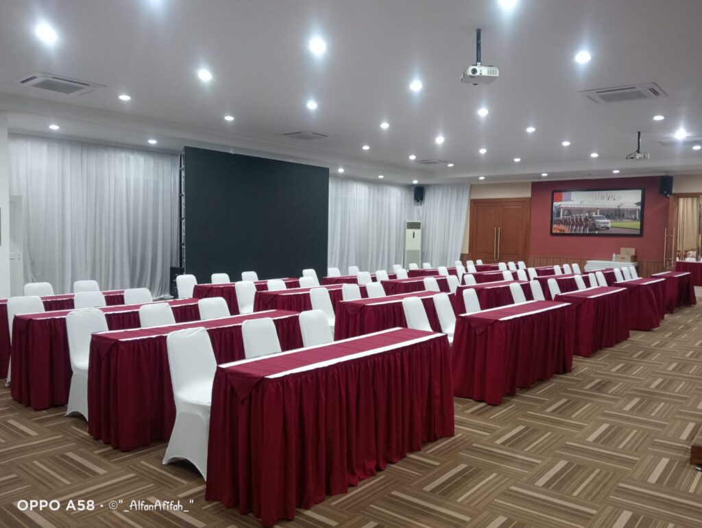 SEWA MEJA IBM COVER SKERTING MERAH UNTUK EVENT PROFESIONAL