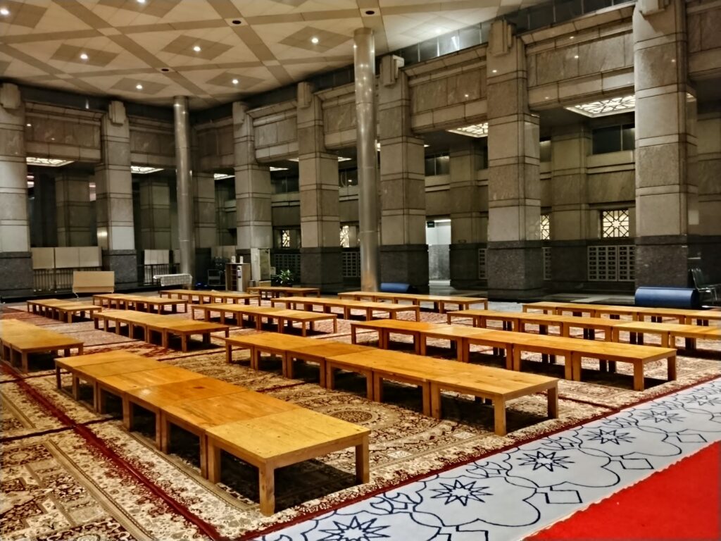 SEWA MEJA KOTAK LESEHAN AREA JAKARTA