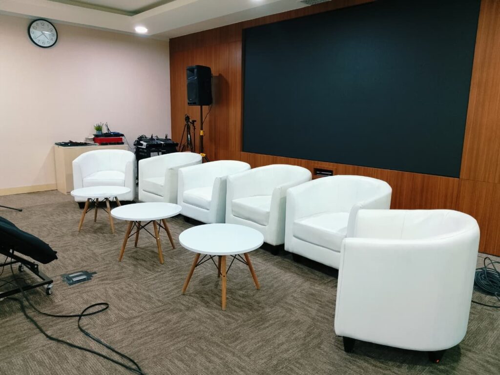 Sewa Sofa Oval Single dan Meja Retro untuk Acara Elegan dan Nyaman