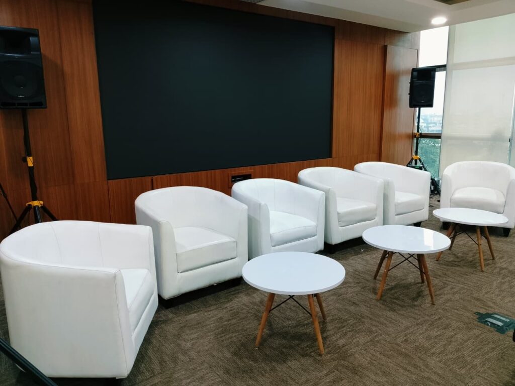 Sewa Sofa Oval Single dan Meja Retro untuk Acara Elegan dan Nyaman
